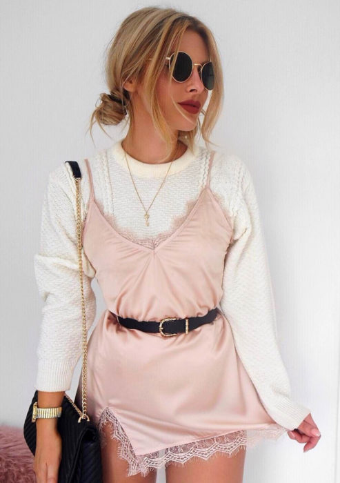 Looks con vestidos y blusas básicas; mujer rubia con peinado de chongos, vestido rosa con suéter tejido blanco