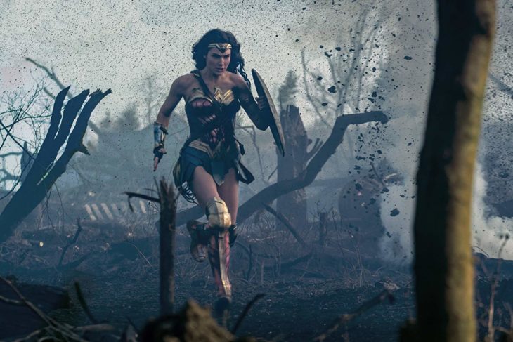 Escena de Wonder Woman, cuando Diana sale al campo de guerra 