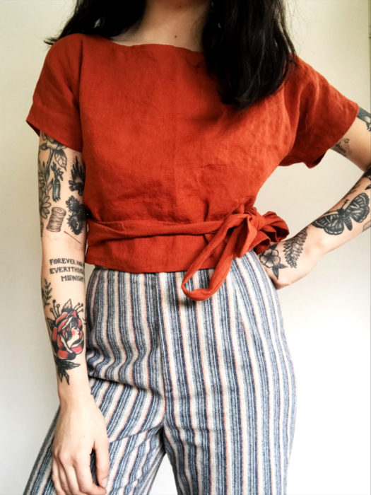 Wrap tops o blusas cache coeur anaranjada; mujer con tatuajes en los brazos