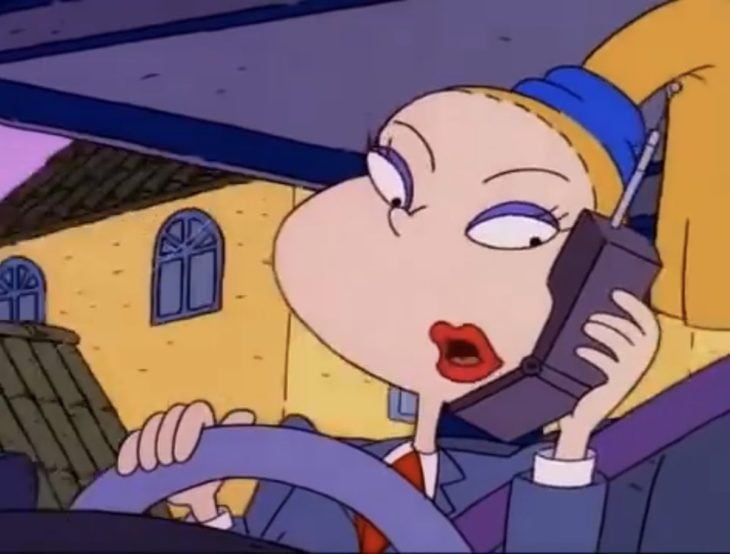 Carlota Pickles hablando por teléfono en escena de Rugrats