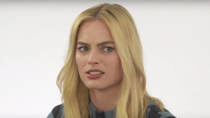 Margot Robbie con rostro sorprendido 