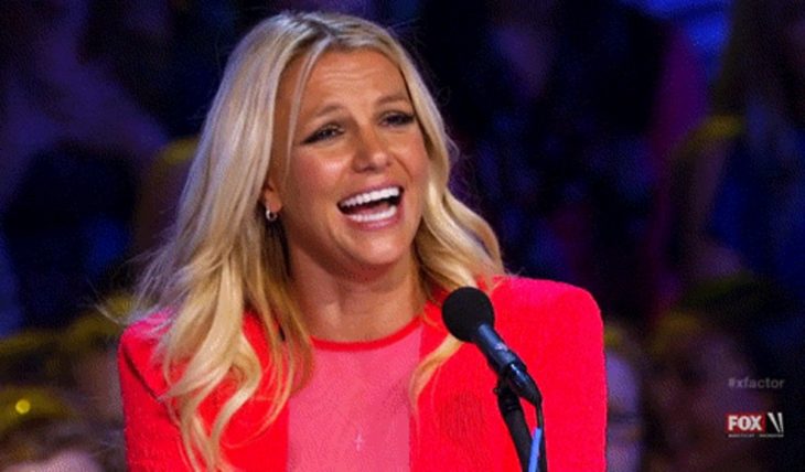 Britney Spears riendo durante un programa de talentos 