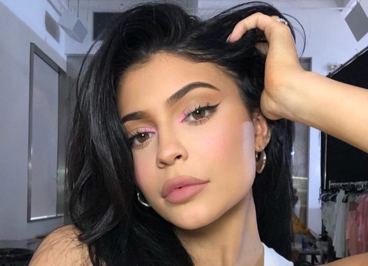 Kylie Jenner mostrando su maquillaje