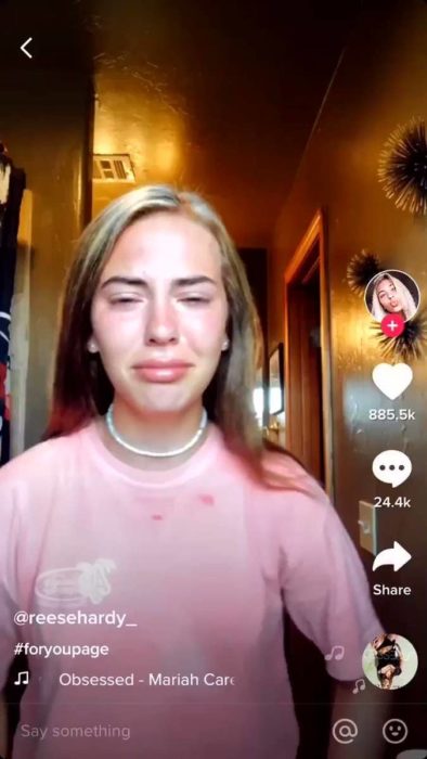 Chica llorando en un video de tik tok