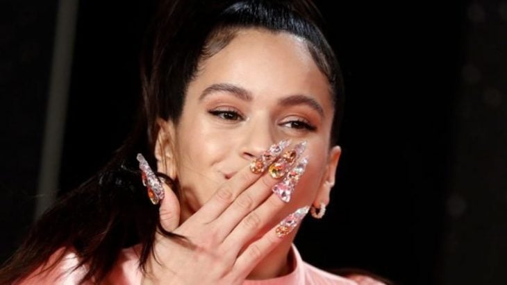 Rosalía mostrando sus uñas con cristales 