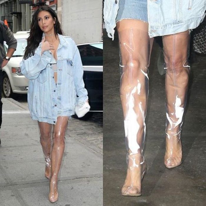 Kim kardashian caminando por las calles mientras usa unas botas de plastico 