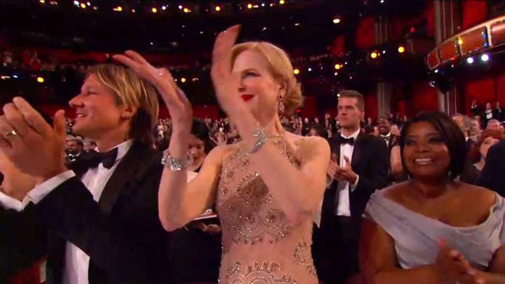 Nikole Kidman aplaudiendo en los Óscar 