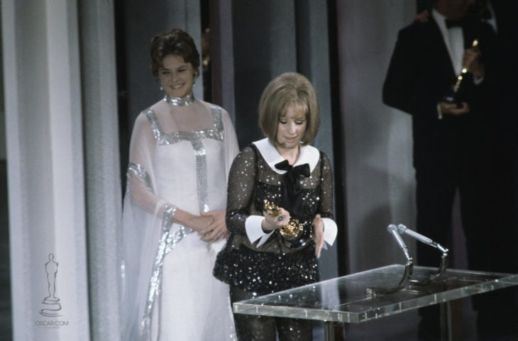 Katharine Hepburn y Barbra Streisand ganando el premio a la mejor actriz 