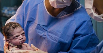 Esta recién nacida llega enojada al mundo y no duda en demostrarlo