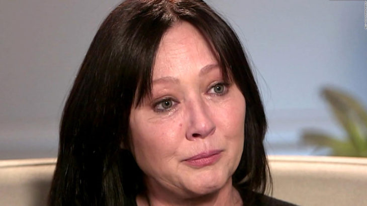 Shannen doherty dando una entrevista para la cadena ABC y llorando 