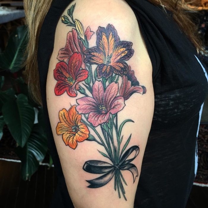 Tatuaje de ramo de tulipanes