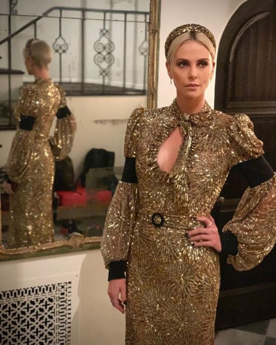 Charlize Theron modelando un vestido en dorado 