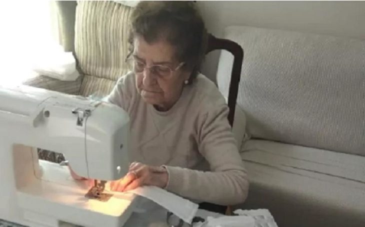 Abuelita cose cubrebocas en maquina de coser para hospitales más necesitados