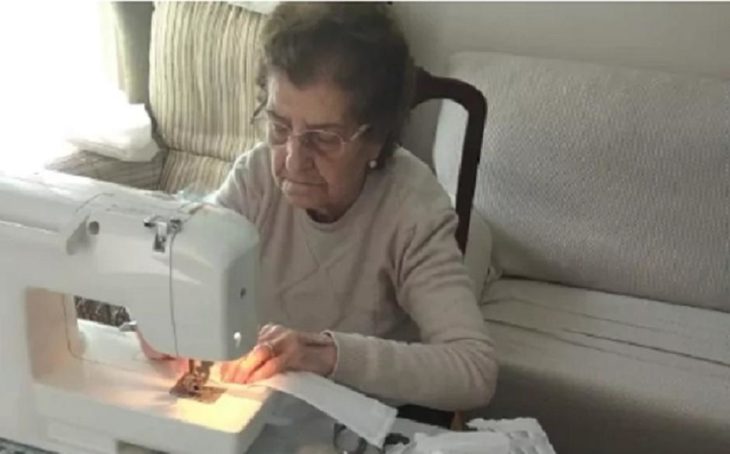 Abuelita cose cubrebocas en maquina de coser para hospitales más necesitados