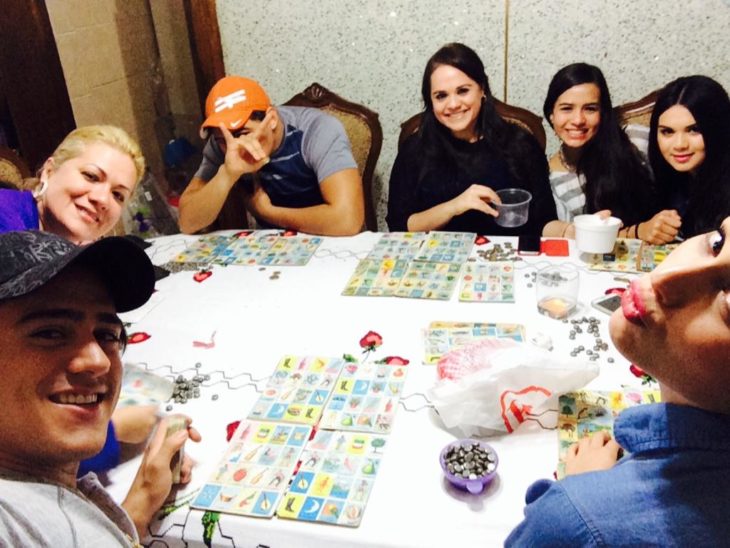 Familia reunida jugando lotería