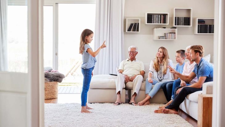 Familia jugando a adivina la palabra con mimica