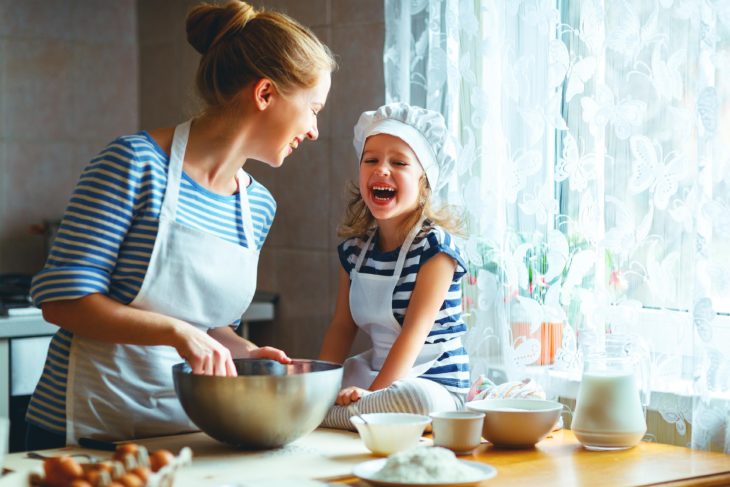 Madre e hija cocinando pasteles