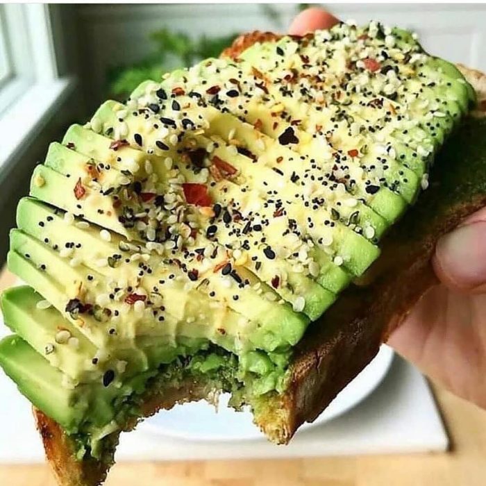 Pan tostado con aguacate y ajonjolí 