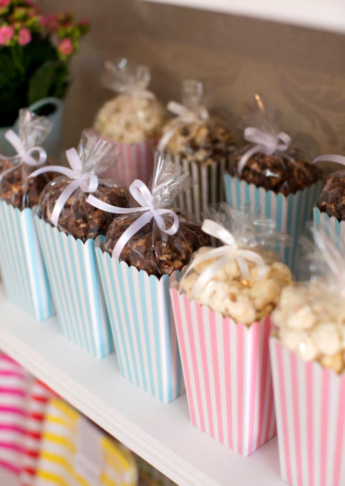 Aguinaldos para fiesta infantil del Día del Niño; cajas con palomitas saladas y de chocolate