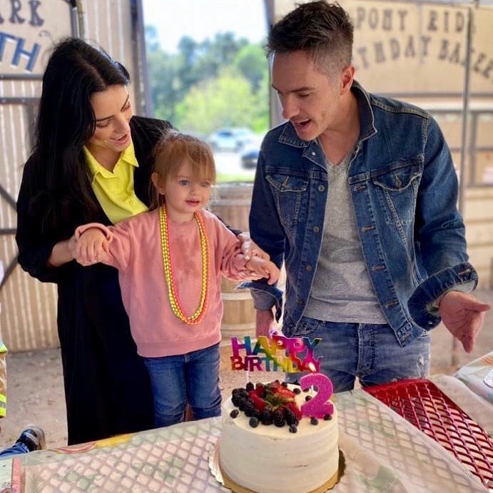 Aislinn Derbez y Mauricio Ochmann con su hija Kai en su fiesta de cumpleaños