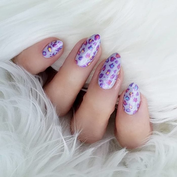 manicura lila con diseño de animal print