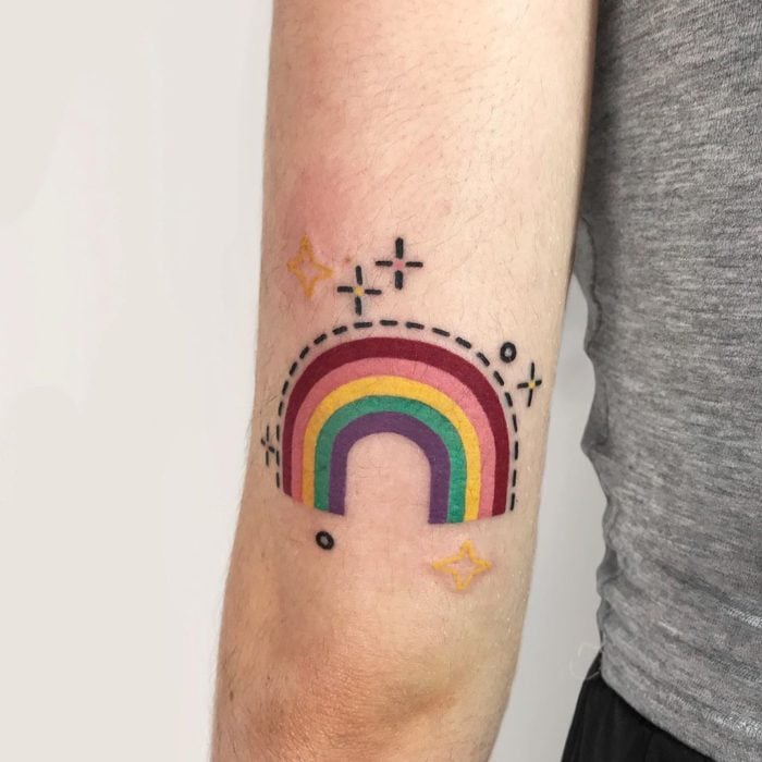 Tatuaje de la artista Moon Blue Ink de un arcoíris
