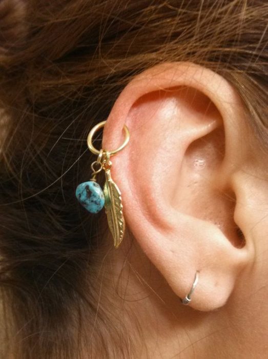 Arete para oreja con dije de pluma y piedra azul 