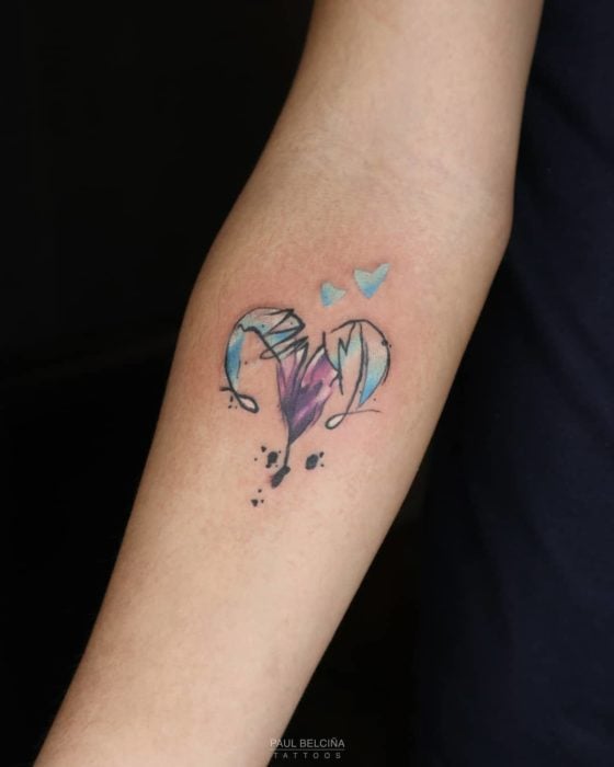 Tatuaje del signo de aries en el antebrazo a color