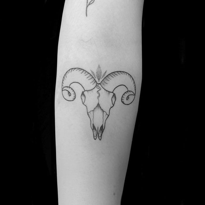 Tatuaje del signo de d aries en tinta negra