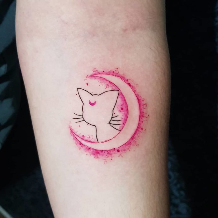 Tatuaje de Artemis, gatito personaje de Sailor Moon