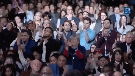 Personas aplaudiendo en un auditorio