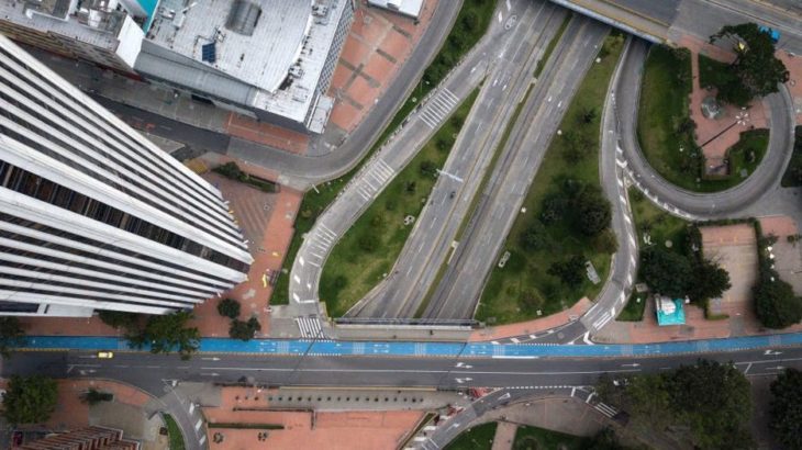 Ciudad de bogotá desierta por el covid-19