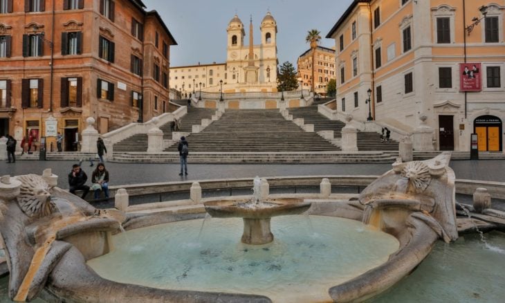 escalinata de la plaza de España en Roma sin visitantes 