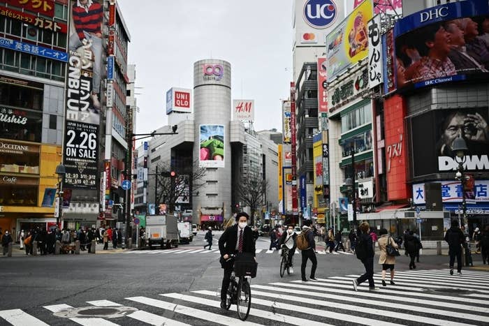 cruce de Shibuya en Tokio con menos afluencia de gente 