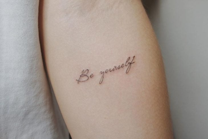 Tatuaje al estilo hand poke con la frase de 'be yourself'