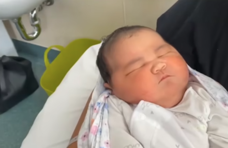 Bebé australiana que nació pesando 7 kilos 