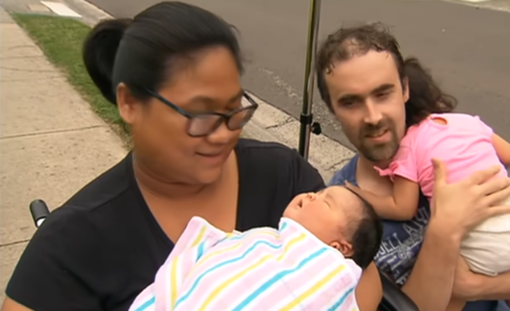 Pareja sosteniendo a su bebé de 7 kilos recién nacida 
