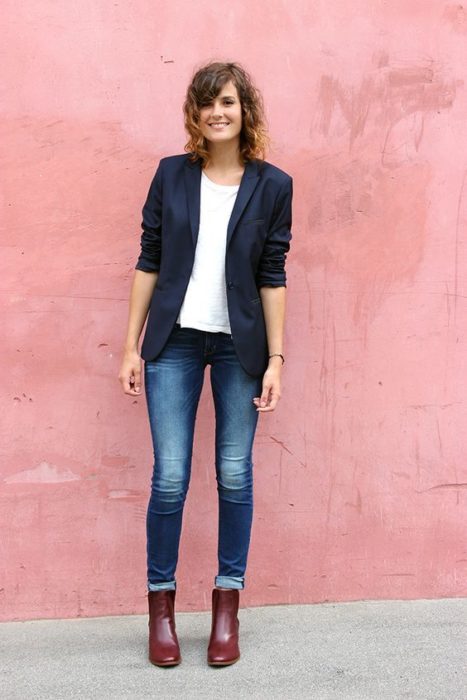 Outfit de chica usando un blazer de color solido en azul marino