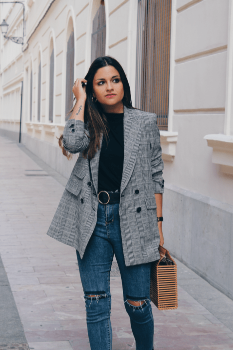 Chica con outfit usando un blazer con estampado a cuadros