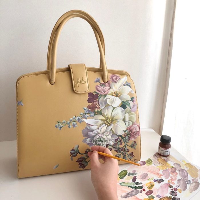 Bolsa de mano amarilla con flores pintadas a mano