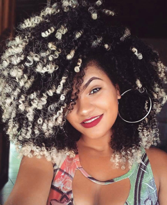 Cabello negro con blanco;chica afroamericana con cabellera china