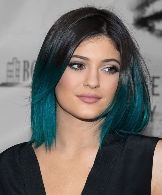 Kylie Jenner con puntas azules en el cabello