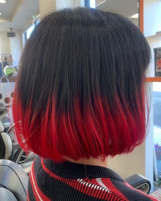 Cabello oscuro con puntas de color rojas