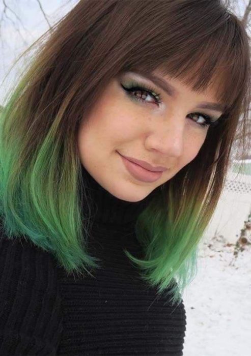 Cabello con puntas de color verdes