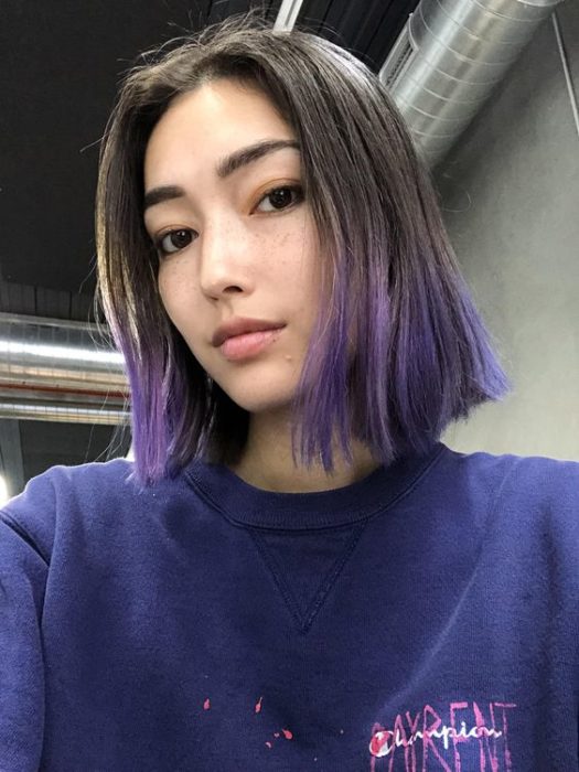 Cabello con puntas de color moradas