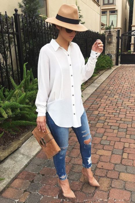 Outfit de chica usando una camisa blanca de botones