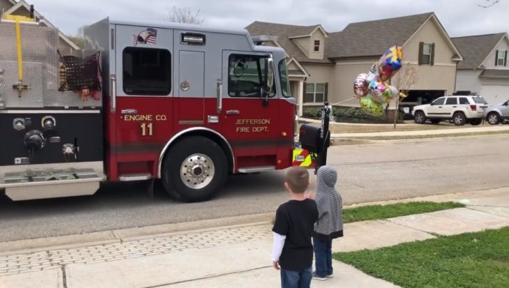 Scot Michael's saludando un camión de bomberos fuera de su casa 