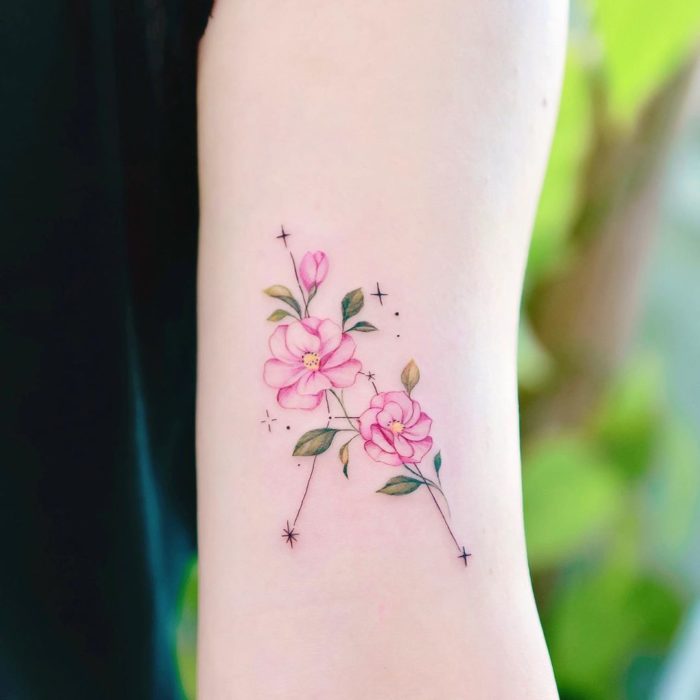 Tatuaje de la constelación de cáncer a color en la parte del antebrazo