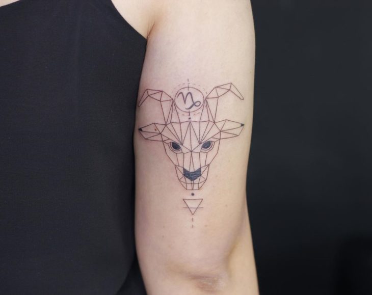 Tatuaje del signo de capricornio, sobre la área trasera del brazo 
