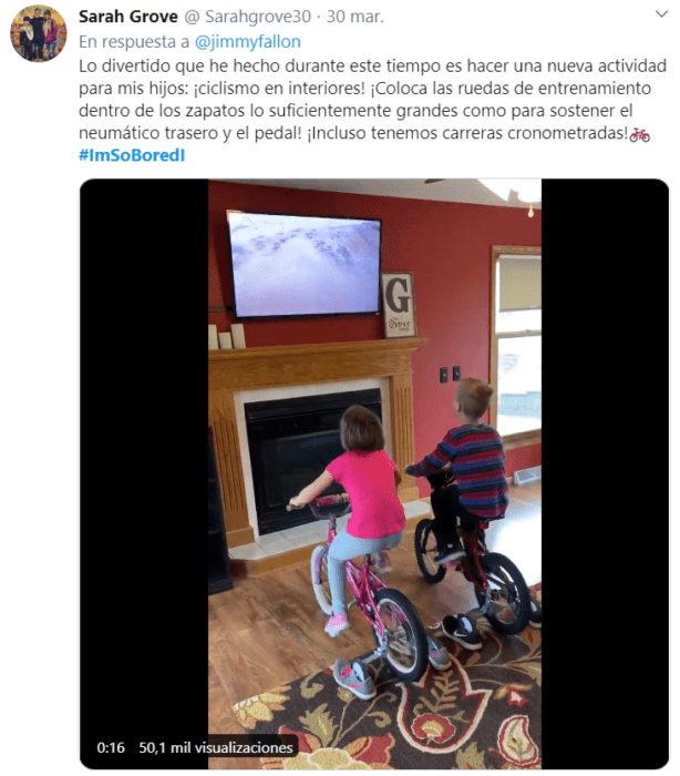 Captura de Twitter con fotografía de niños jugando en bicicleta